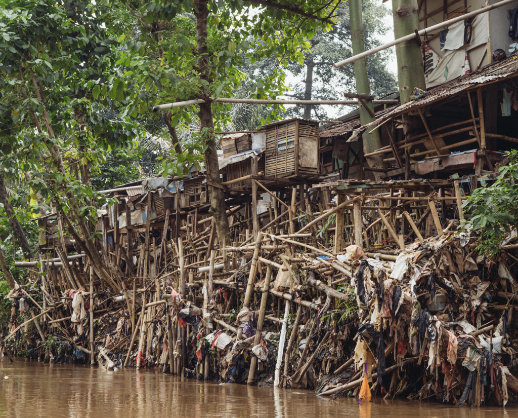 Homes line the Ciliwung River in Jakarta, Indonesia. (Photo by Muhammad Fadli/GroundTruth)