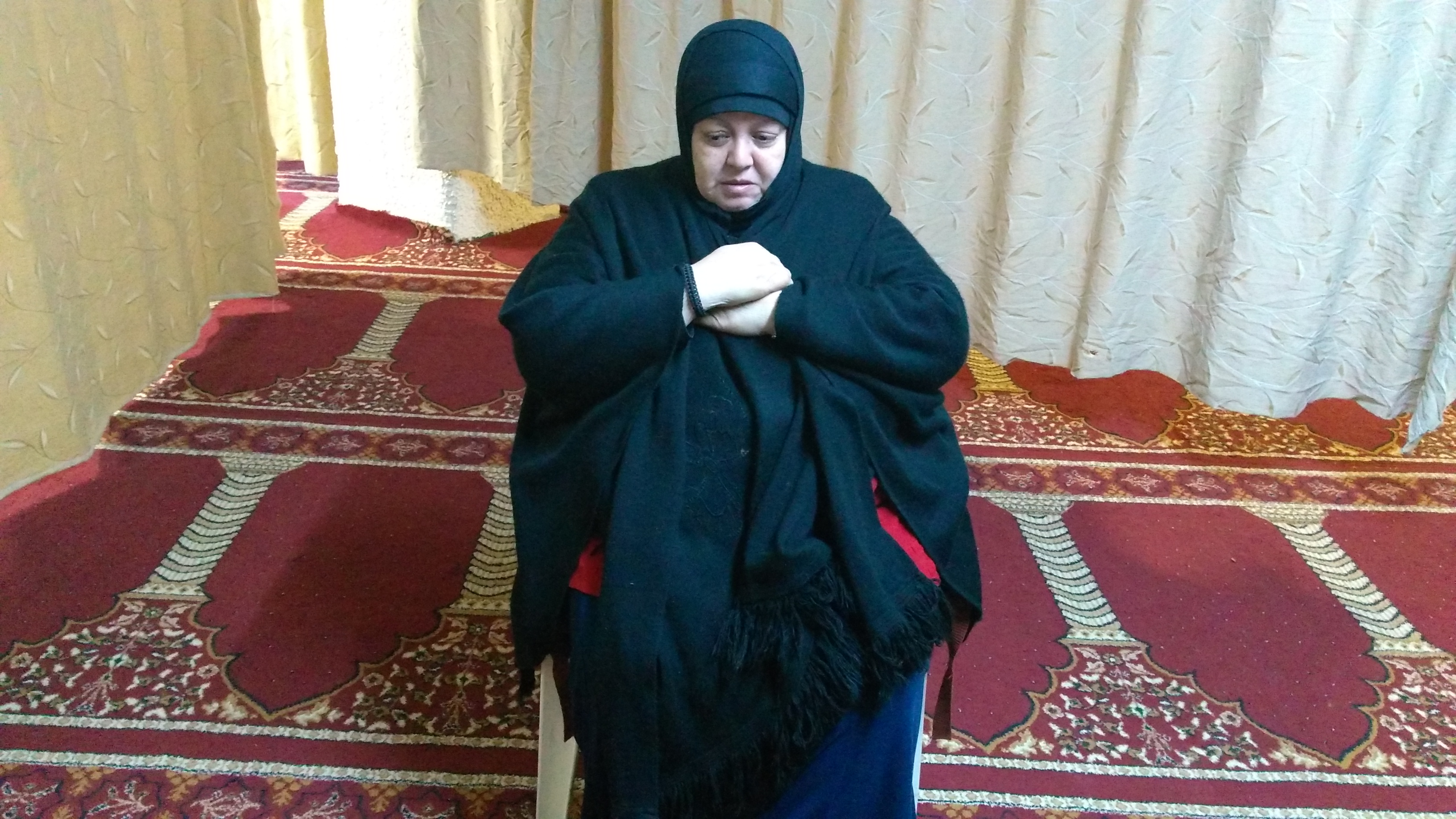 A woman devotee at a Palestinian underground mosque, al Salam, in the Neos Kosmos neighborhood in central Athens. (Photo by Priyadarshini Sen/GroundTruth)