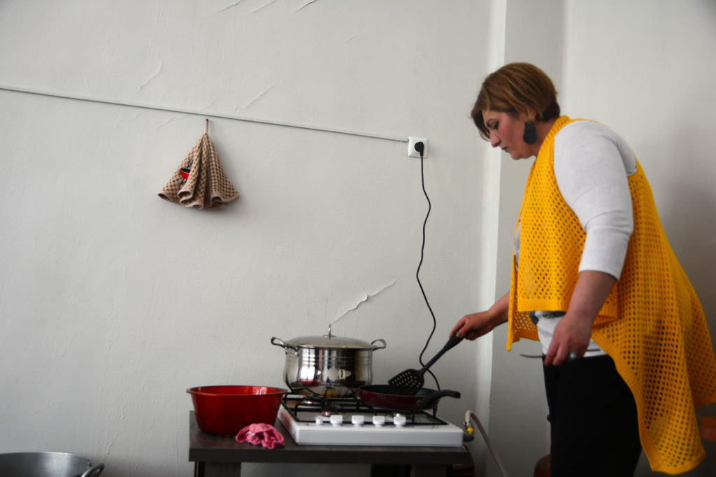 Nino Mindiashvili prepares food as part of her mobile food delivery project. (Maryam Saleh/Medill/GroundTruth)