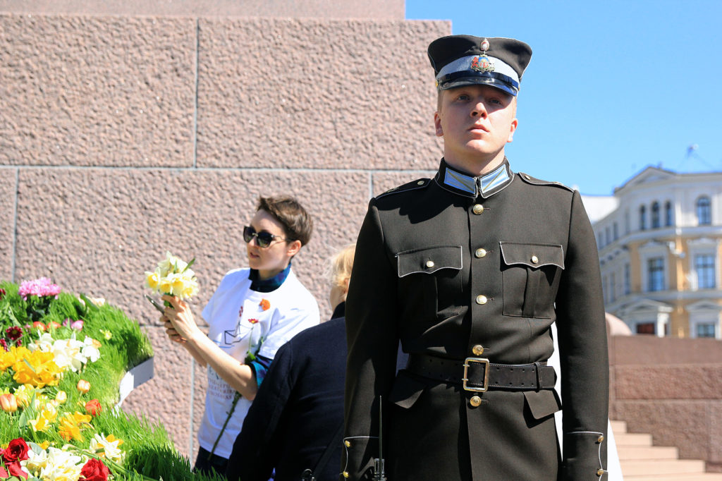 A guard stands in front of the Freedom Monument in Riga, Latvia on May 4, 2017, the anniversary of the day Latvia declared its restoration of independence from the Soviet Union. (Yu-Ning Aileen Chuang/Medill/GroundTruth)