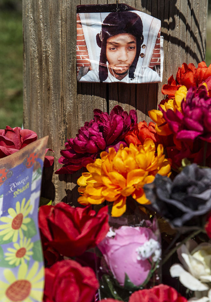 A memorial for Lee Eric Evans sits near the intersection of Central Street and Buena Vista Avenue in Jackson, Miss. Thursday, September 19, 2018. Evans’ body was found at the intersection Saturday, July 7, 2018. (Photo by Eric Sheldon/GroundTruth)